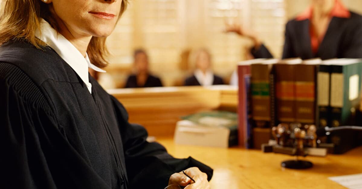 CPC: Projeto permite que juiz indague advogados após sustentação   Migalhas