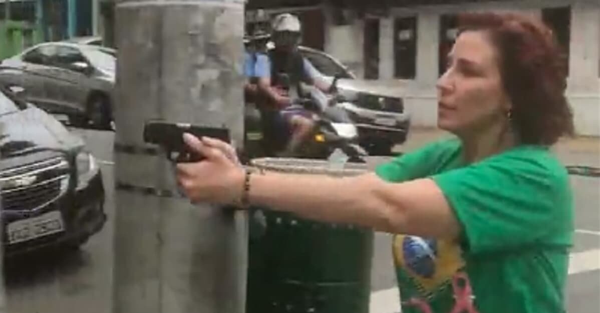 Deputada Carla Zambelli aponta arma e corre atrás de homem em SP   Migalhas