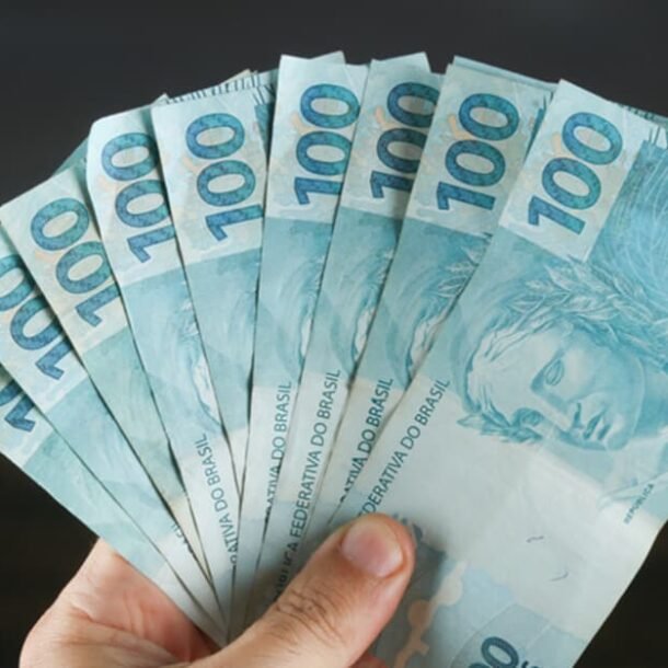 Empregada que desviou dinheiro da empresa terá de indenizar ex patrão   Migalhas
