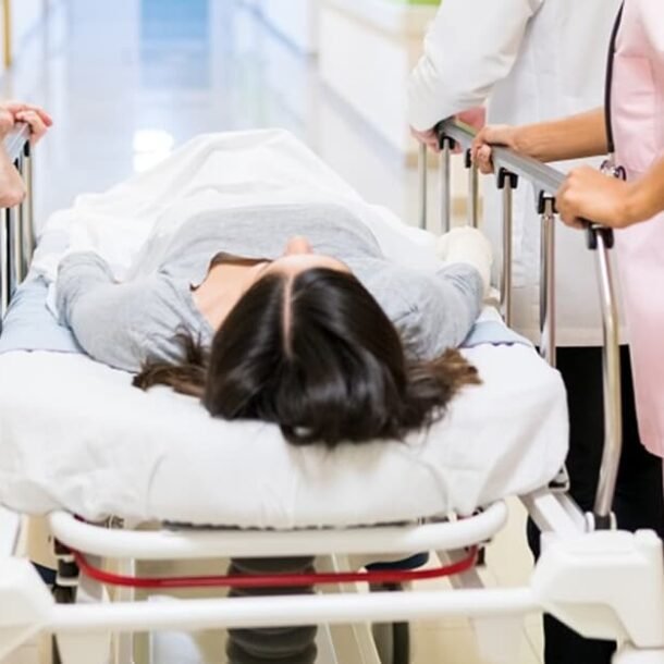 Hospital deve indenizar paciente que caiu de maca em UTI   Migalhas
