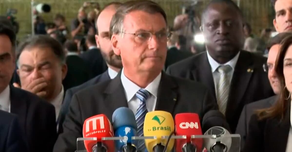 Derrotado, Bolsonaro ataca o sistema eleitoral   Migalhas