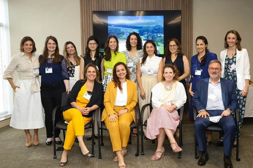 Da esq. para a dir., em pé: Maís Moreno, Paola Faccini, Mariana Magalhães, Raquel Guimarães, Fernanda Rodrigues, Telma Lisowski, Luana Godinho, Tatiana Cymbalista, Renata Dantas e Roberta Dal Sasso. S (Imagem: Foto: Fernanda Luz   Divulgação Manesco, Ramires, Perez, Azevedo Marques Sociedade de Advogados)