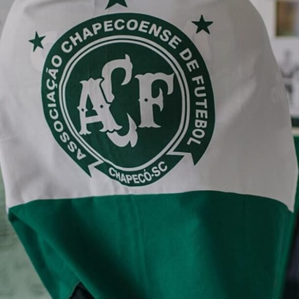 Pais de jogador da Chapecoense serão indenizados por morte do filho   Migalhas