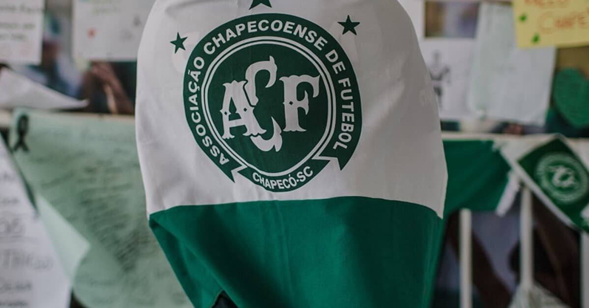 Pais de jogador da Chapecoense serão indenizados por morte do filho   Migalhas