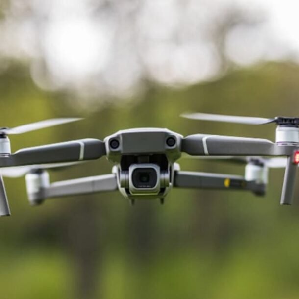 Produtora de eventos é condenada a indenizar mulher atingida por drone   Migalhas