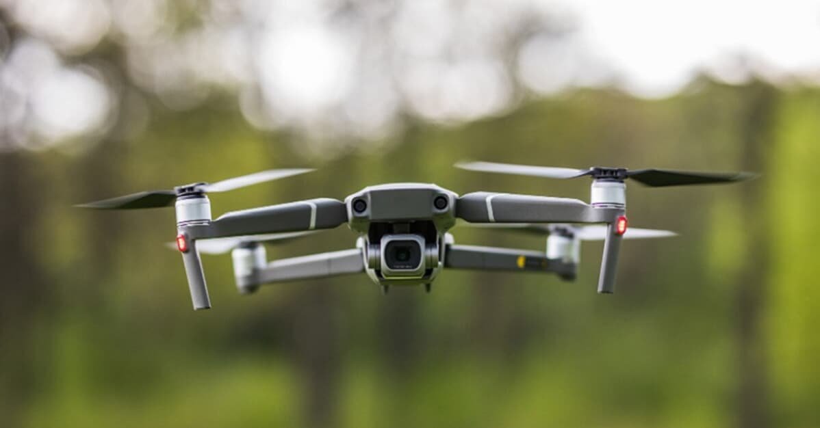 Produtora de eventos é condenada a indenizar mulher atingida por drone   Migalhas