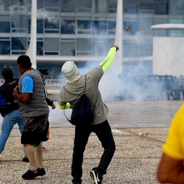 Juiz manda bloquear bens de mais 40 presos por atos antidemocráticos   Migalhas