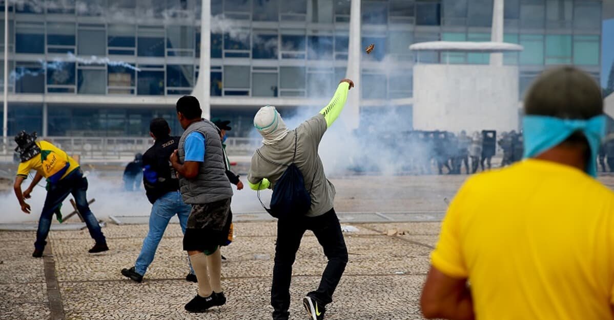Juiz manda bloquear bens de mais 40 presos por atos antidemocráticos   Migalhas
