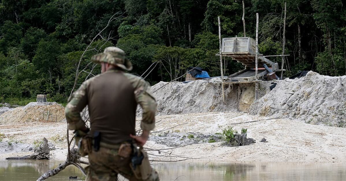 Justiça manda leiloar mineral extraído ilegalmente de terras Yanomami   Migalhas