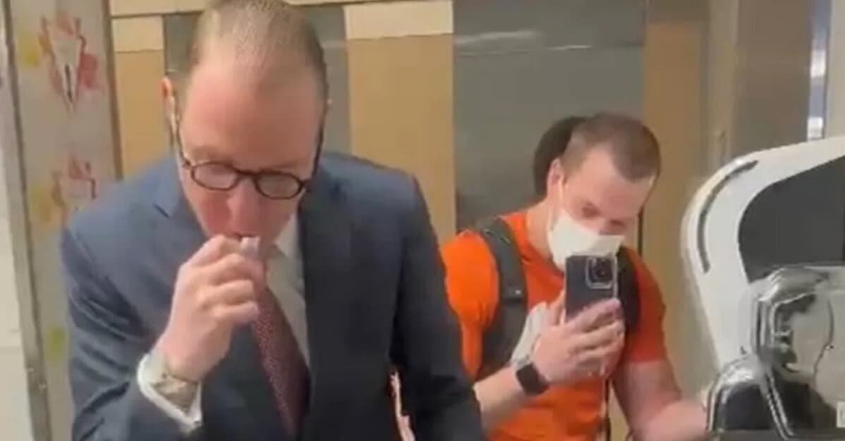 Empresário que hostilizou Zanin em banheiro de aeroporto se torna réu   Migalhas