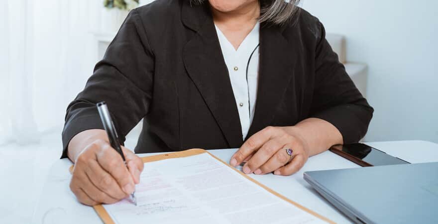 Idosa será indenizada por assinatura falsa em contrato de empréstimo consignado. (Imagem: Freepik)