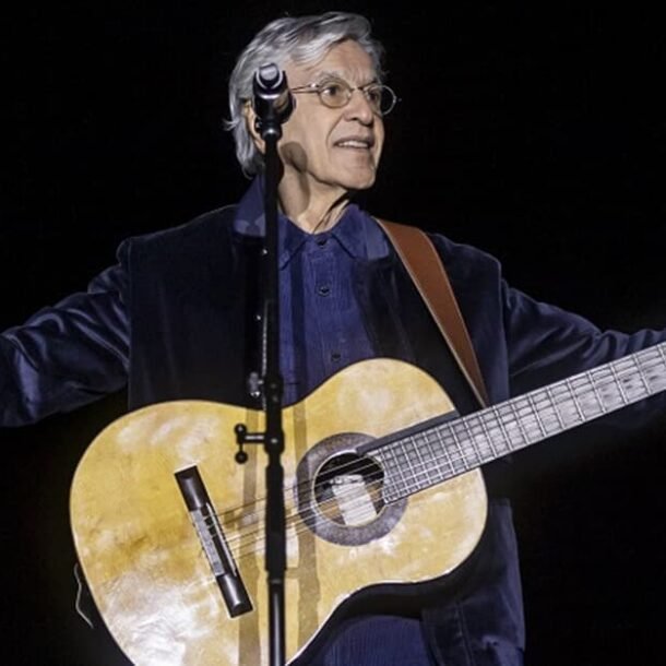 Caetano Veloso processa internauta que o chamou de “canalha”   Migalhas