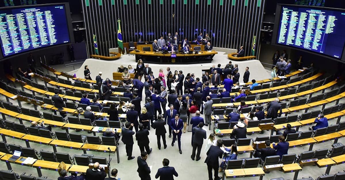 Câmara aprova PL que extingue multa a advogado que abandona processo   Migalhas