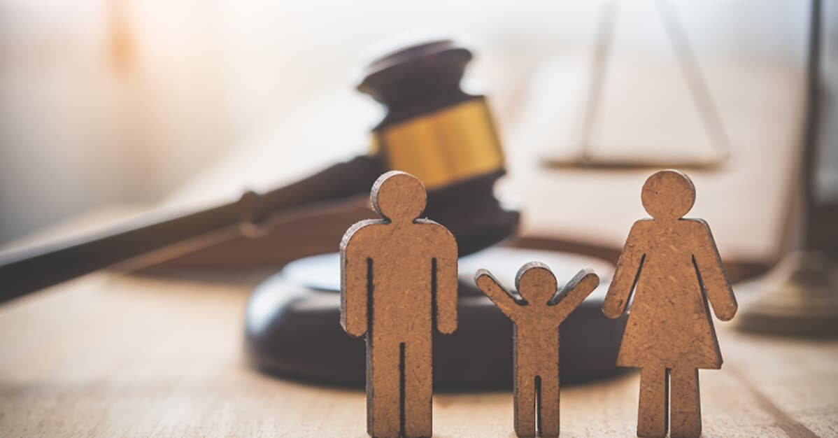 Por inimizade entre os pais, mãe terá guarda unilateral do filho   Migalhas