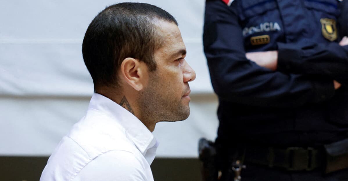 Daniel Alves é condenado a 4 anos e meio de prisão por estupro   Migalhas