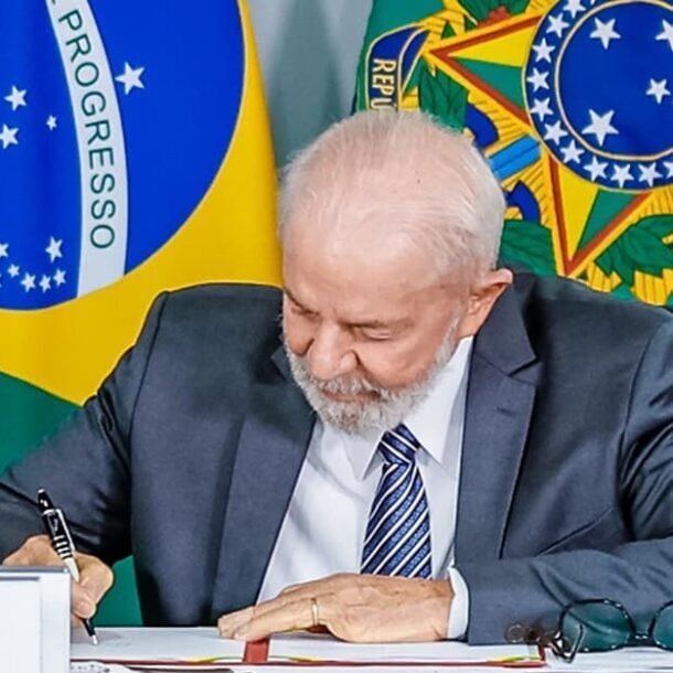 Lula sanciona lei que limita compensações tributárias   Migalhas