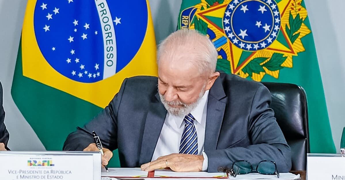 Lula sanciona lei que limita compensações tributárias   Migalhas