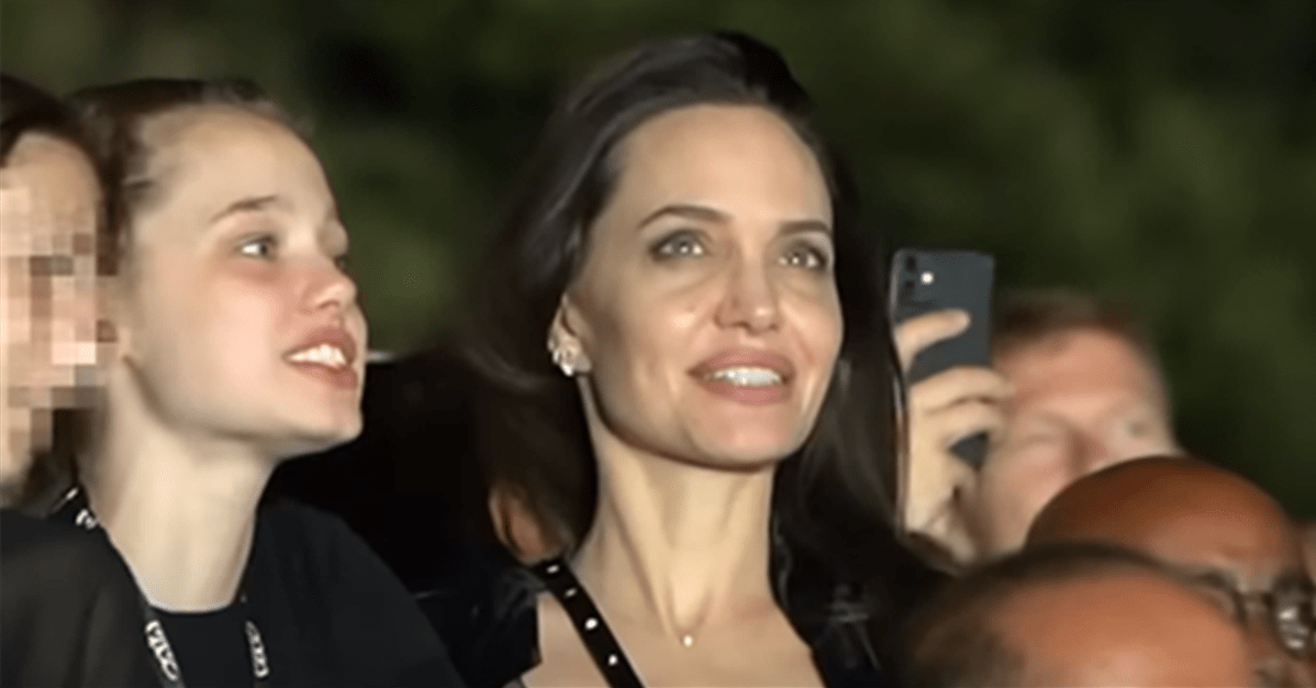 Filha de Jolie e Brad Pitt ajuiza ação para excluir sobrenome do pai   Migalhas