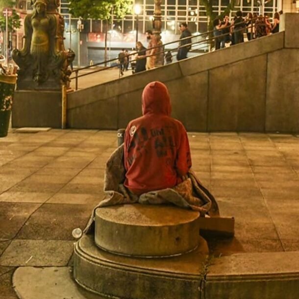 Juíza extingue pena de multa a pessoa em situação de rua   Migalhas
