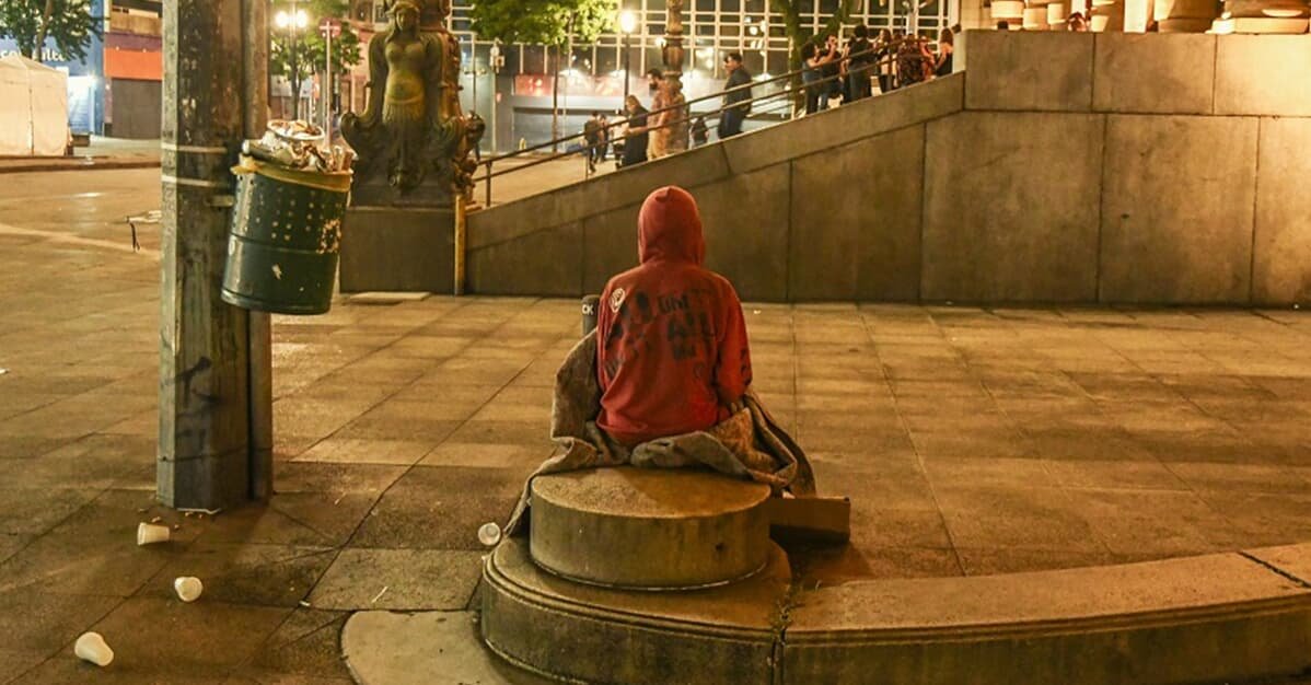 Juíza extingue pena de multa a pessoa em situação de rua   Migalhas