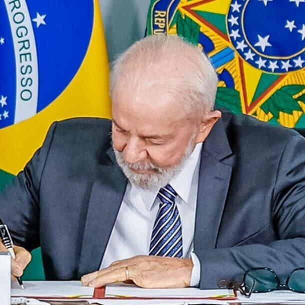 Lula sanciona reajuste a servidores e veta acúmulo de função à PRF   Migalhas