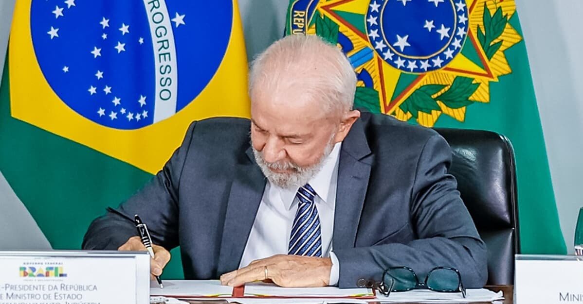 Lula sanciona reajuste a servidores e veta acúmulo de função à PRF   Migalhas