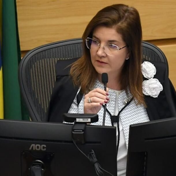 STJ: Ministra anula julgamento em que advogado sem beca não sustentou   Migalhas