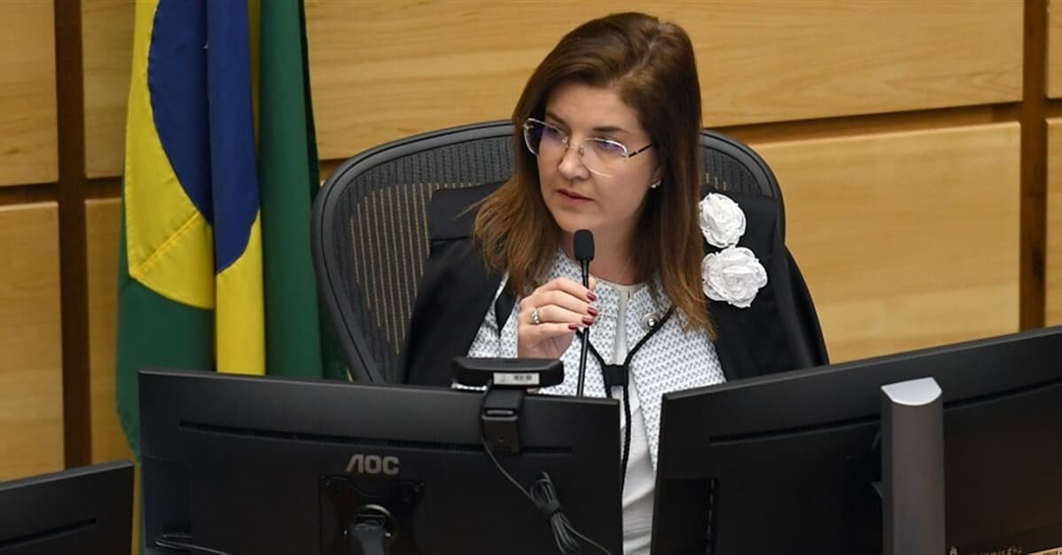 STJ: Ministra anula julgamento em que advogado sem beca não sustentou   Migalhas