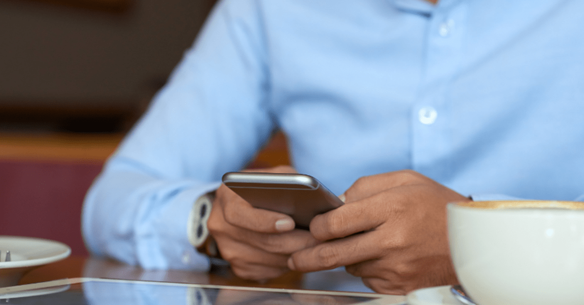 Trabalhador alvo de “memes” no WhatsApp será indenizado pela empresa   Migalhas
