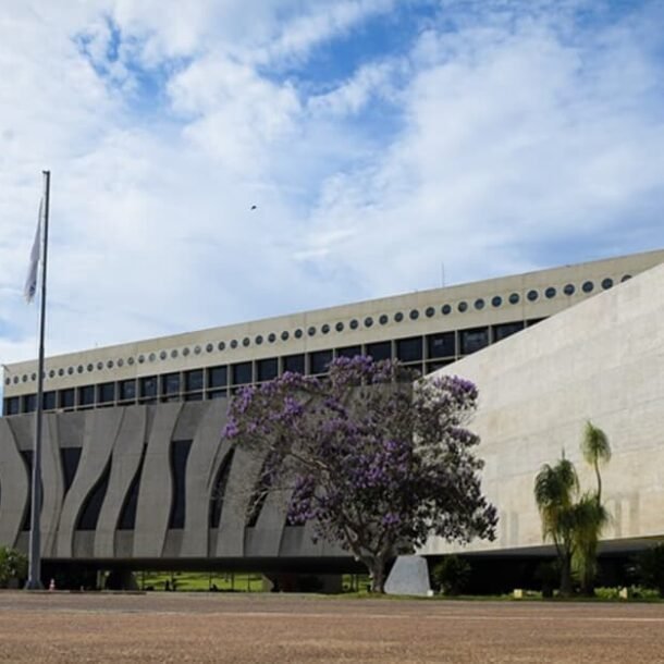 Ministro nega HC e mantém prisão de homem condenado a mais de 70 anos   Migalhas