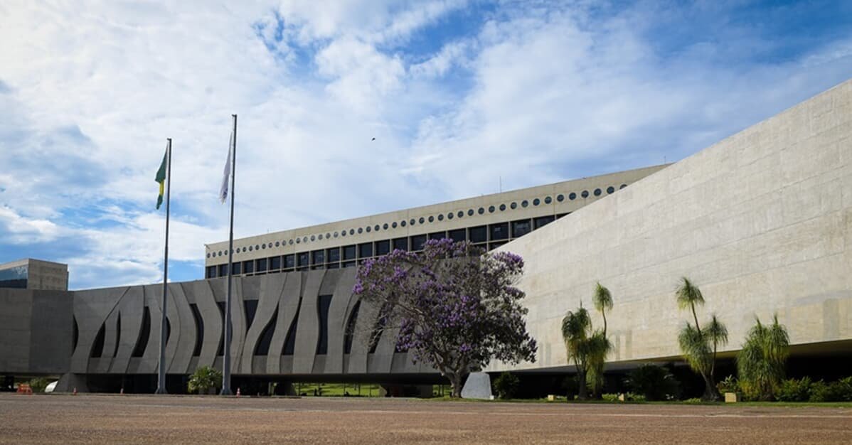 Ministro nega HC e mantém prisão de homem condenado a mais de 70 anos   Migalhas