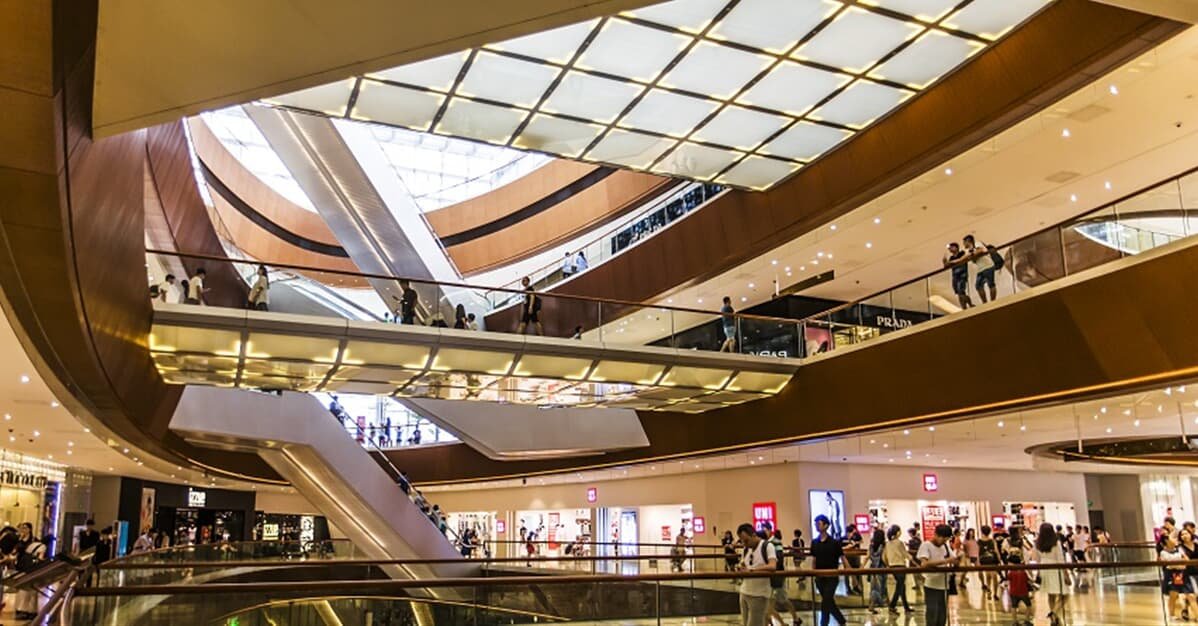 Juiz condena shopping a indenizar clientes após queda de teto   Migalhas