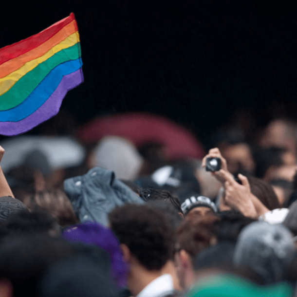 Juíza condena 9 policiais por homofobia após beijo em formatura da PM   Migalhas