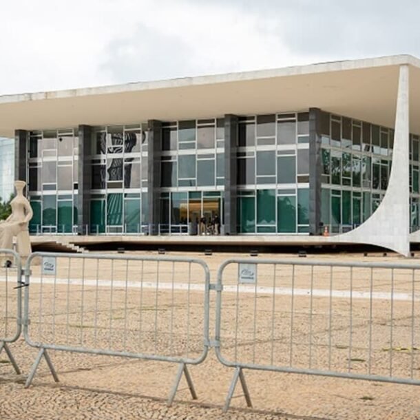 Edifício sede do STF volta a ser cercado por grades após atentado   Migalhas
