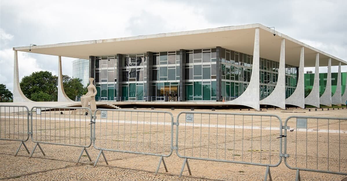 Edifício sede do STF volta a ser cercado por grades após atentado   Migalhas