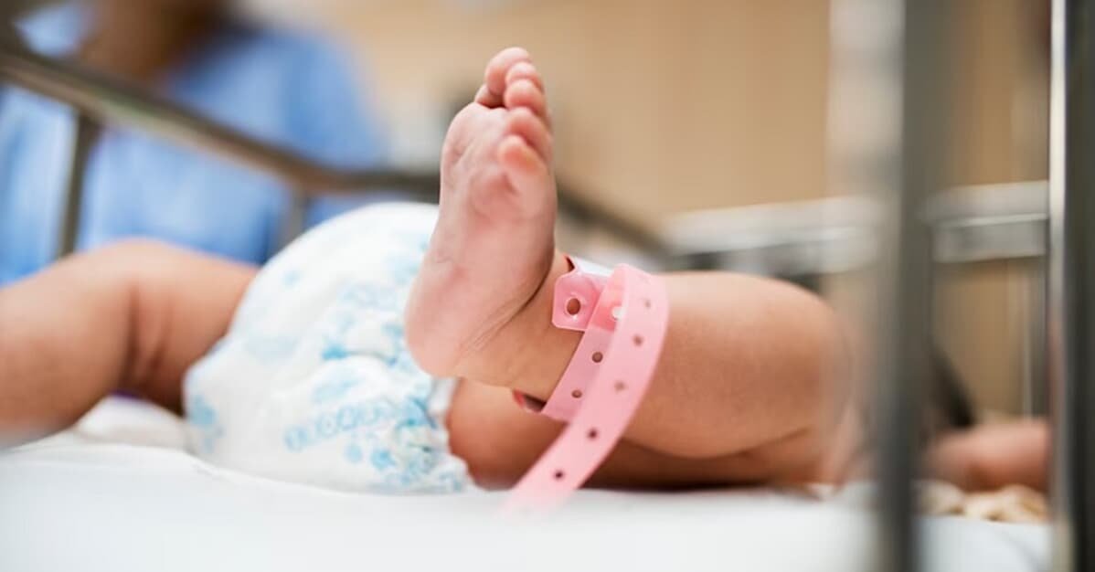 Juiz afasta carência e determina cobertura de urgência a bebê   Migalhas