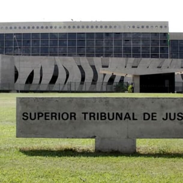 STJ: Lojistas que ocuparam área pública podem regularizar construções   Migalhas