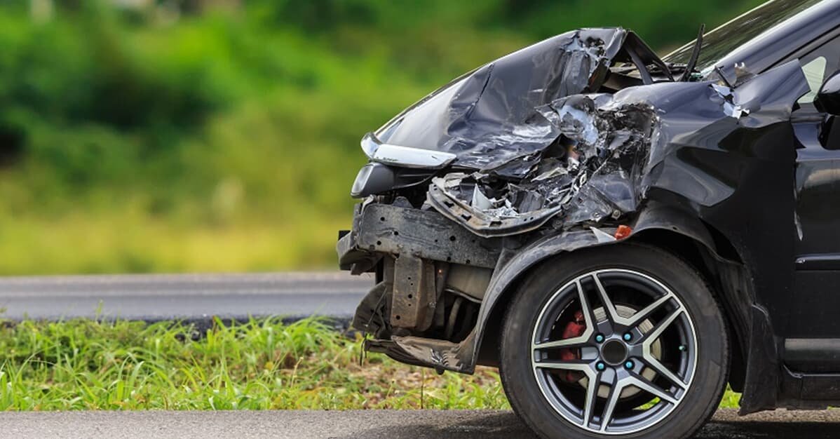 Empregada que capotou carro da empresa tem justa causa revertida   Migalhas