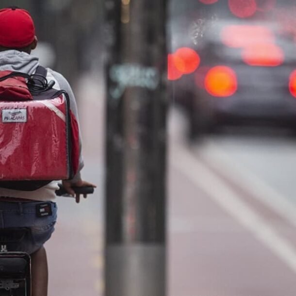 Entregador tem vínculo reconhecido com empresa de logística e delivery   Migalhas