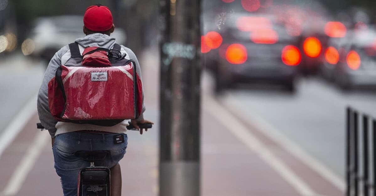 Entregador tem vínculo reconhecido com empresa de logística e delivery   Migalhas