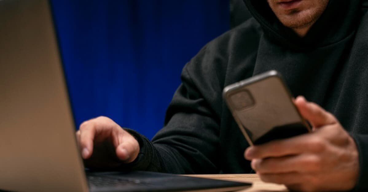 Hacker suspeito de adulterar processos em SC é preso em operação   Migalhas