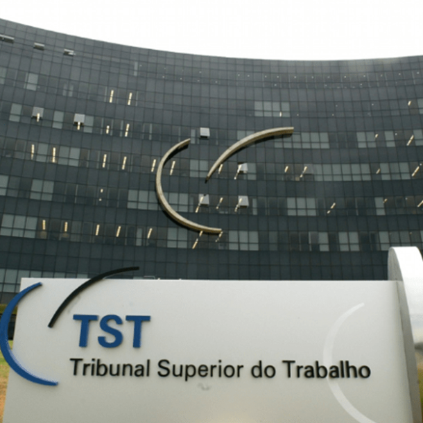 TST mantém justa causa a agente que trabalhou de vigilante em licença   Migalhas