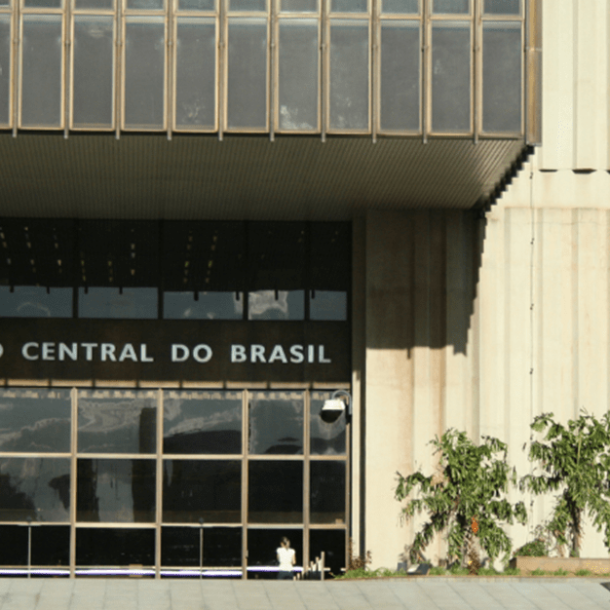 Banco deve substituir taxa de juros em consignado e ressarcir cliente   Migalhas