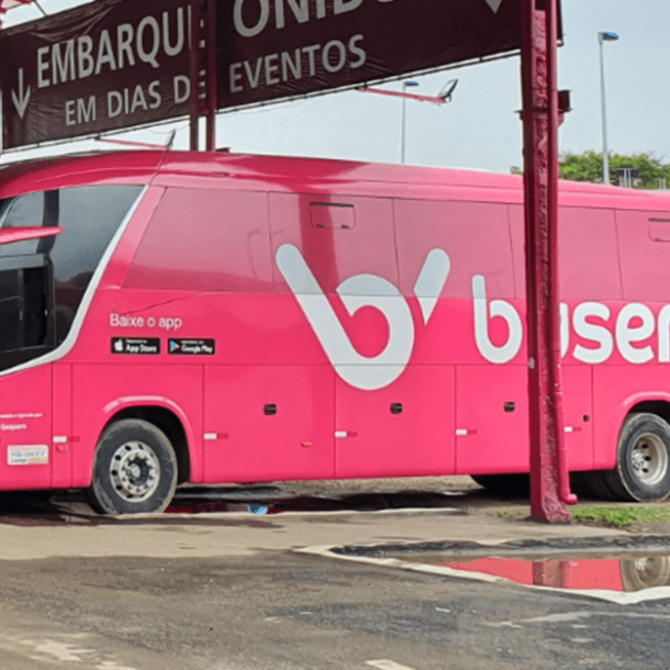 Buser é condenada por atraso de 6 horas devido à falta de combustível   Migalhas