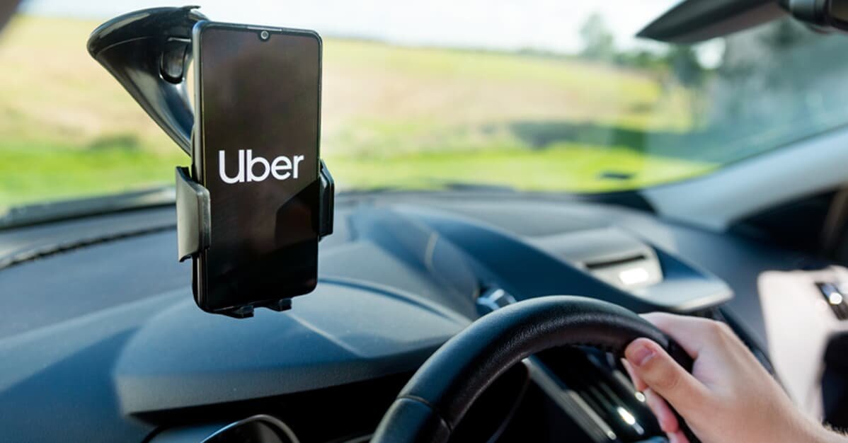 Juiz nega desbloquear perfil de motorista banido da Uber por homofobia   Migalhas