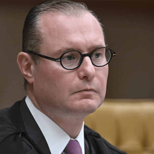 Ministro Zanin diz que não se considera impedido para julgar Bolsonaro   Migalhas