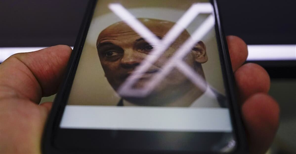 Moraes manda X pagar multa de R$ 8,1 milhões por descumprir decisão   Migalhas