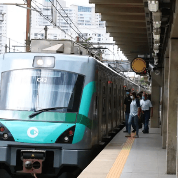 Mulher empurrada para fora de trem superlotado será indenizada   Migalhas
