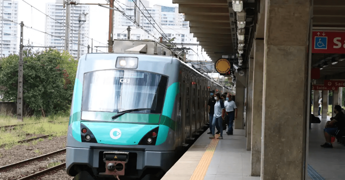 Mulher empurrada para fora de trem superlotado será indenizada   Migalhas