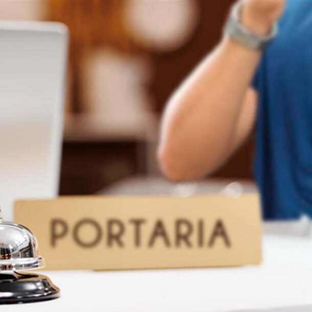 Porteiro assediado por política e identidade de gênero será indenizado   Migalhas